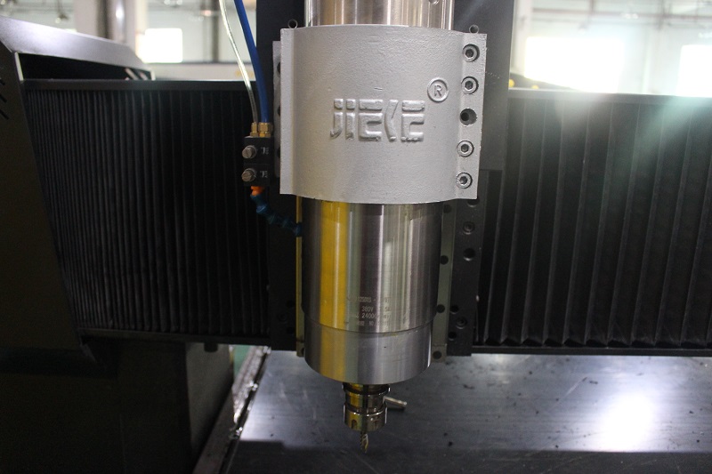 鋁單板雕刻機的主軸用水冷的還是風(fēng)冷的好？